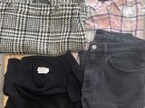 une pile de vêtements posée sur une caisse en bois