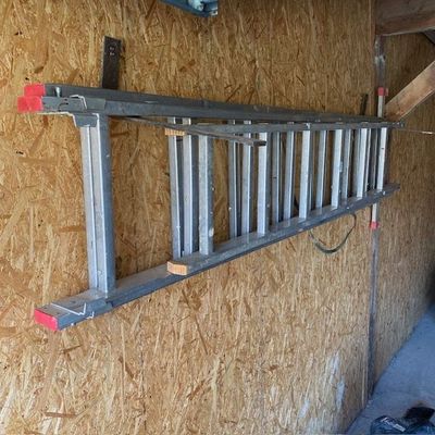 une échelle accrochée au mur d'un immeuble