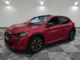 une voiture rouge garée sur un sol à damier dans un showroom
