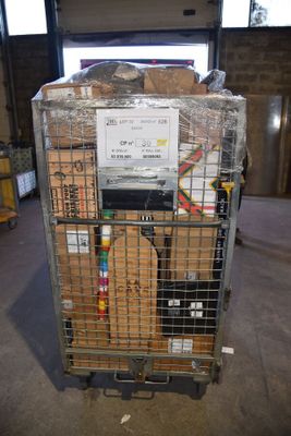 un chariot sur lequel sont empilées plusieurs boîtes