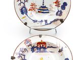 deux assiettes ornées de motifs, posées sur une surface blanche