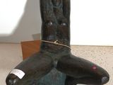 une statue représentant un homme assis sur une chaise
