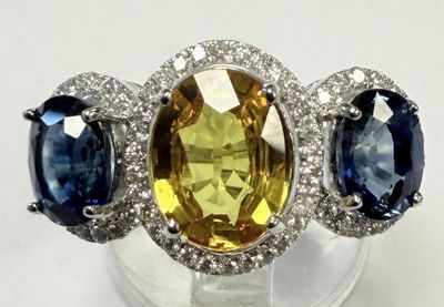 BAGUE TRILOGIE EN OR BLANC, SAPHIRS ET DIAMANTS En or blanc …