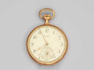 une vieille montre de poche en or avec des chiffres romains sur le cadran