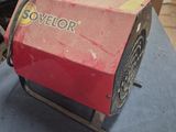 une machine rouge posée sur une table bleue