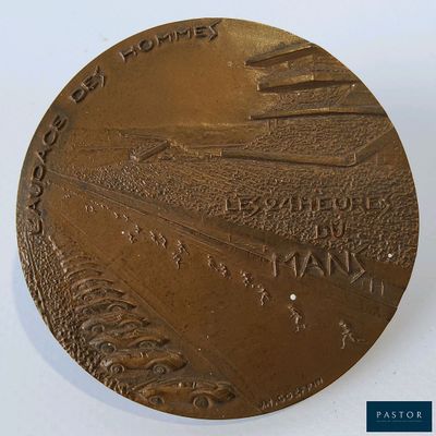 une médaille de bronze sur laquelle est représenté un terrain de baseball