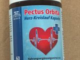 une bouteille de Pectus Orbita posée sur une table