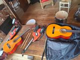 une guitare, une batterie et d'autres instruments de musique disposés sur une table