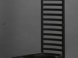 chaise en bois et en métal, avec une structure noire et une assise noire