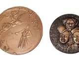 deux médailles de bronze représentant un homme et une femme sur fond blanc