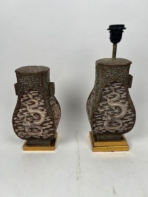 paire de vases chinois anciens sculptés, posés sur des socles en laiton