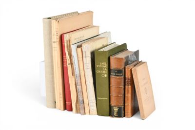plusieurs livres sont empilés sur une surface blanche