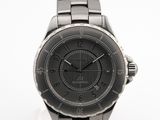 gros plan d'une montre-bracelet sur une surface blanche