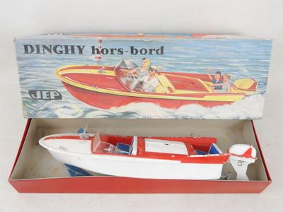 une boîte contenant un bateau jouet, posée sur une table