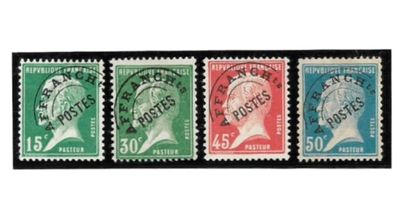 un ensemble de quatre timbres de couleurs différentes sur fond blanc