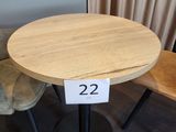 deux chaises et une table sur laquelle est inscrit un numéro