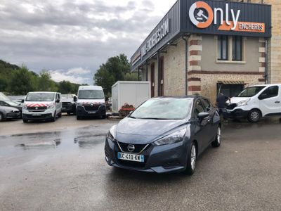 une voiture garée devant un bâtiment