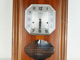 une horloge en bois posée sur une table