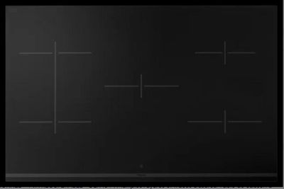 une photo en noir et blanc d'une cuisinière équipée d'une porte vitrée