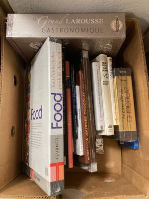 une boîte pleine de livres posée sur une table