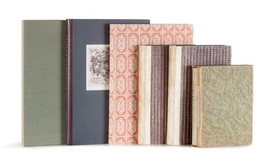 plusieurs livres sont alignés sur une surface blanche