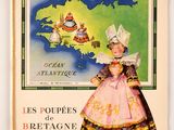 un vieux livre avec la photo d'une femme en robe rose et une carte de la France