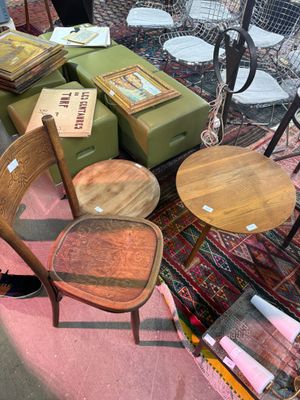 de nombreuses chaises et tables posées à même le sol