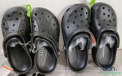 trois paires de Crocs noires sont alignées les unes à côté des autres