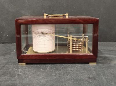une vitrine en bois contenant une horloge