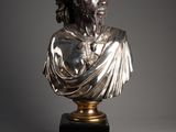 un buste en bronze représentant un homme barbu et coiffé d'un chapeau