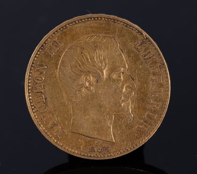 gros plan d'une pièce d'or portant un visage de femme