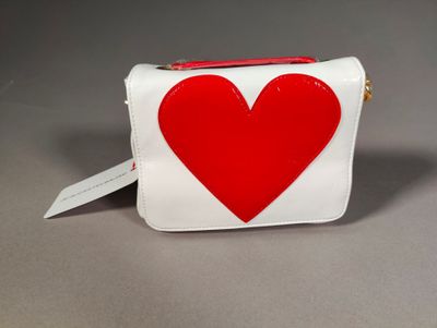 porte-monnaie blanc et rouge en forme de cœur, avec une bordure rouge