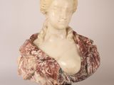 buste en marbre représentant une femme, posé sur un socle et vêtu d'une robe en marbre rouge et blanc