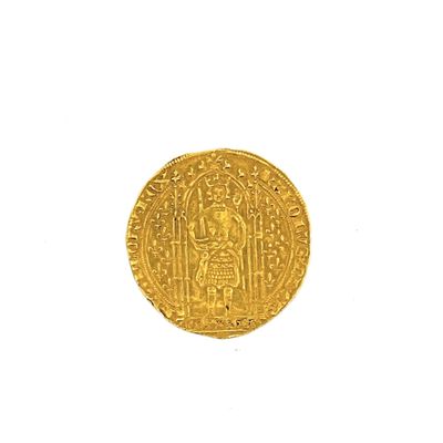 gros plan d'une pièce d'or sur une surface blanche