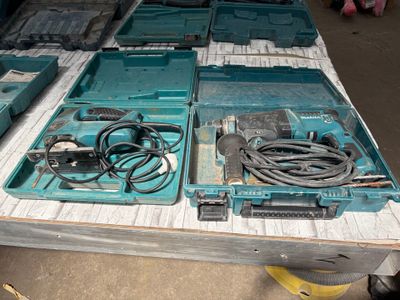 de nombreux outils posés sur une table