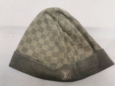 un chapeau posé sur une surface blanche