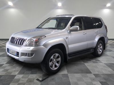 une photo d'un SUV argenté garé dans un garage
