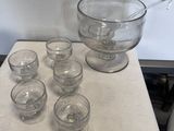 six verres et un bol d'eau posés sur une table