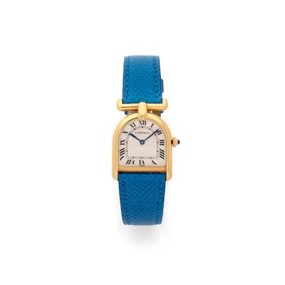 gros plan d'une montre-bracelet avec un bracelet bleu
