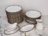 beaucoup d'assiettes et de tasses sur une table