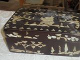 une petite boîte posée sur une table recouverte d'une nappe blanche