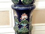 un grand vase bleu orné d'un motif floral