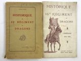 un vieux livre posé sur une table à côté d'un livre