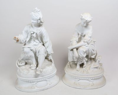 paire de figurines en porcelaine blanche représentant un garçon et une fille assis sur un rocher