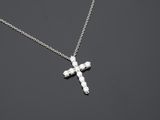 un pendentif en forme de croix en diamant, monté sur une chaîne