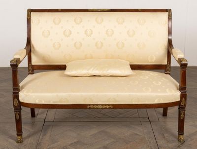 Banquette à deux places en bois teinté et applications de br…