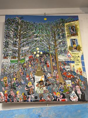 une peinture sur le mur d'un immeuble représentant de nombreuses personnes