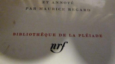 une assiette avec la photo d'une femme dessus