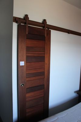 une chambre avec un lit et une porte coulissante
