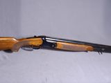 un vieux fusil avec un canon en bois et un étui en cuir